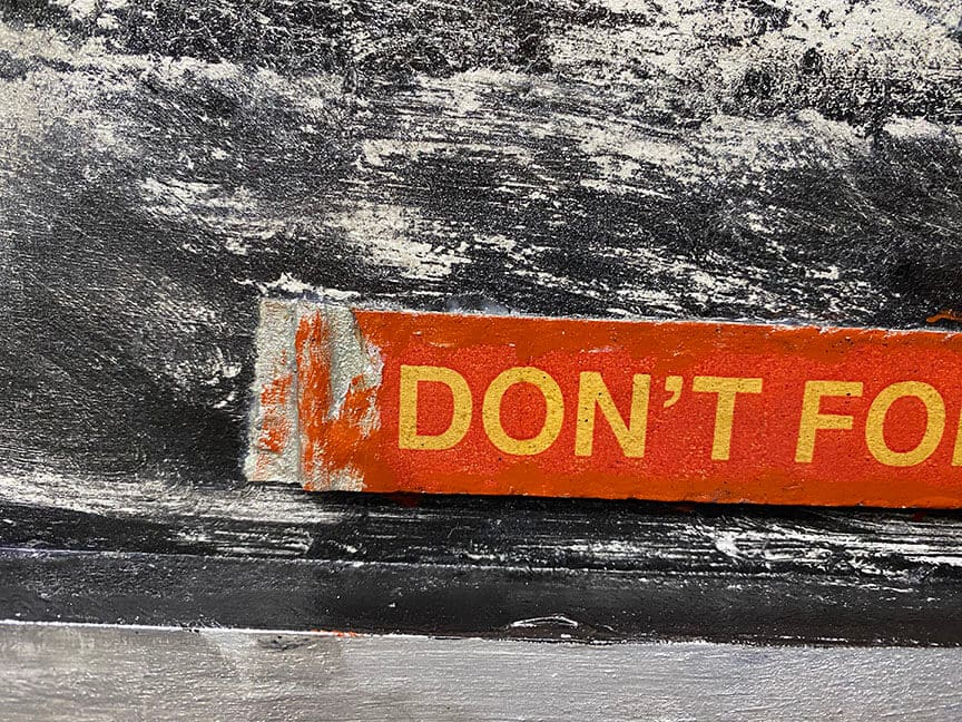 Red sign with text "DON'T FORGET.